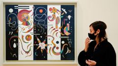 Lekha Hileman Waitoller, junto a la obra de Kandinsky A rayas, de noviembre de 1934