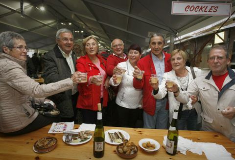 Mientras las carpas estuvieron abiertas, el traj�n de platos y vasos no par�. 