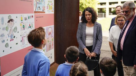 Inauguraci�n de la exposici�n de dibujos de escolares  La vida secreta de los microbios , sobre el trabajo desarrollado por los bi�logos estadounidenses Jeffrey I. Gordon, Peter Greenberg y Bonnie L. Bassler, distinguidos con el Premio Princesa de Asturias de Investigaci�n Cient�fica y T�cnica 2023, en la F�brica de Armas de La Vega de Oviedo