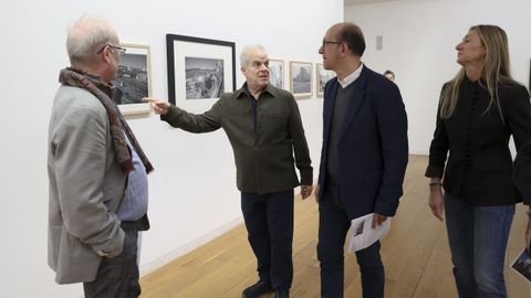 Manuel Laguillo se&ntilde;ala una de las im&aacute;genes de &laquo;Galicia urbana&raquo; durante la inauguraci&oacute;n junto al comisario, el director xeral de Cultura y la directora del CGAC