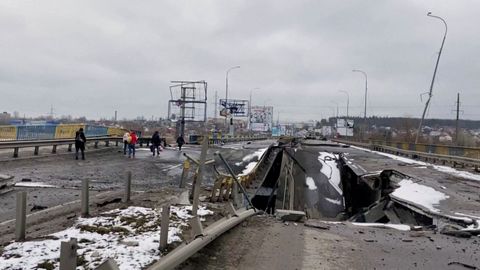 Puente parcialmente destruido en Bucha, Ucrania 