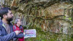 Os arque�logos Francisco Alonso e Manuel Santos mostran algunhas das pinturas que acharon no xacemento de Casaio, en Carballeda de Valdeorras, nunha foto de arquivo