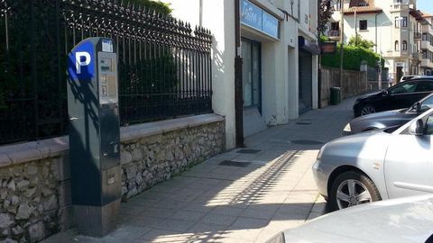 Este s�bado dar�n comienzo los servicios de Aparcamiento regulado-Zona Azul y el de Retirada de Veh�culos en la V�a P�blica (GRUA) en Llanes, prolong�ndose hasta el pr�ximo 10 de septiembre.

La zona azul estar� en funcionamiento en el centro de la villa de Llanes, abarcando, como en a�os anteriores, las calles Pidal, Prolongaci�n de Las Barqueras, Jos� Enrique Rozas Guijarro, Alfonso IX, Egidio Gavito, Rom�n Romano, Hermanas Franciscanas del Hospital, y calle Veneranda Manzano.

Este a�o se mantiene la posibilidad de pagar y gestionar el estacionamiento a trav�s del tel�fono m�vil. Las operaciones se har�n a trav�s de EysaMobile, que es un sistema que permite pagar la tasa del estacionamiento regulado con el m�vil sin necesidad de acudir al parqu�metro