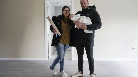 Alba, Daniel y su hijo Manuel en su nuevo piso.