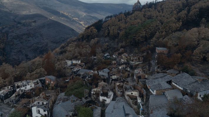 Aldea de San Vicente de Leira, en Vilamart�n de Valdeorras, destruida por los fuegos del 2025.
