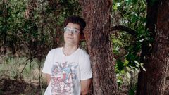 Gabriel Guede posa en un bosque cercano a su casa, en Castrelo do Val.