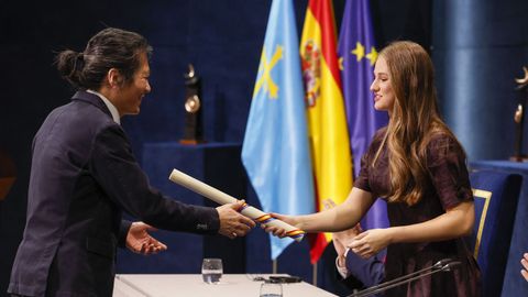 La princesa Leonor entrega al fil�sofo alem�n de or�gen surcoreano Byung-Hul Han, el premio Princesa de Asturias de Comunicaci�n y Humanidades 2025, durante la ceremonia de entrega de los Premios Princesa de Asturias, este viernes en el Teatro Campoamor de Oviedo.