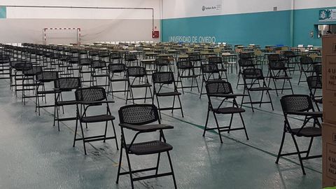 As estaba preparado el examen de diferentes cursos de magisterio. Algunos alumnos aseguran que no haba distancia de seguridad suficiente entre las sillas