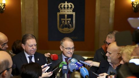  El candidato del PP a la presidencia del Principado, Diego Canga (c), y el alcalde de Oviedo, Alfredo Canteli (i)