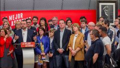 El candidato del PSOE a la Presidencia del Principado, Adri�n Barb�n (2�i), celebra con la vicesecretaria general del PSOE, Adriana Lastra (3i), y la actual ministra de Sanidad, Mar�a Luisa Carcedo (4i) y militantes la victoria de los socialistas en las auton�micas, al subir de 14 a 20 diputados