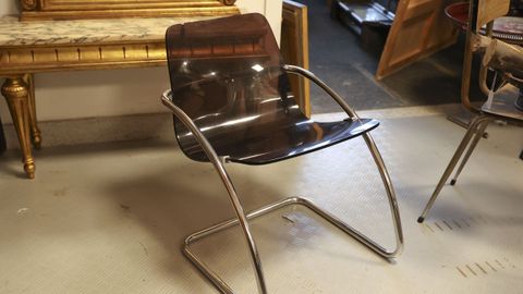 Esta silla francesa de acero tubular de plexiglás malva de Yves Christin también se alquiló para la sesión de Zara Woman