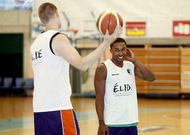 Schaftenaar, de espaldas, dialoga con McGee antes de un entrenamiento en el Pazo.