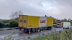 La retirada del cami�n articulado accidentado en la A-6 se ha complicado al bloquearse el mecanismo para desenganchar la cabeza tractora