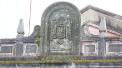 Escudo preconstitucional en la fachada principal del edificio de Aduanas, situado en el puerto. Conserva otro hacia la calle Cristo.
