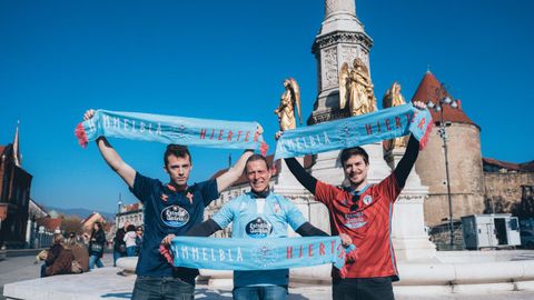 Tres aficionados de la pea celtista de Dinamarca, en Zagreb este jueves.