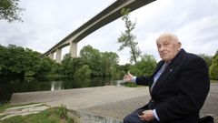 Tom&aacute;s Notario, en el 2019, delante del puente de As Saamasas, que construy&oacute; el como ingeniero y jefe de Obras P&uacute;blicas en Lugo