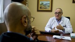 Un paciente charla con uno de los psic�logos cl�nicos de la Utaca de A Coru�a