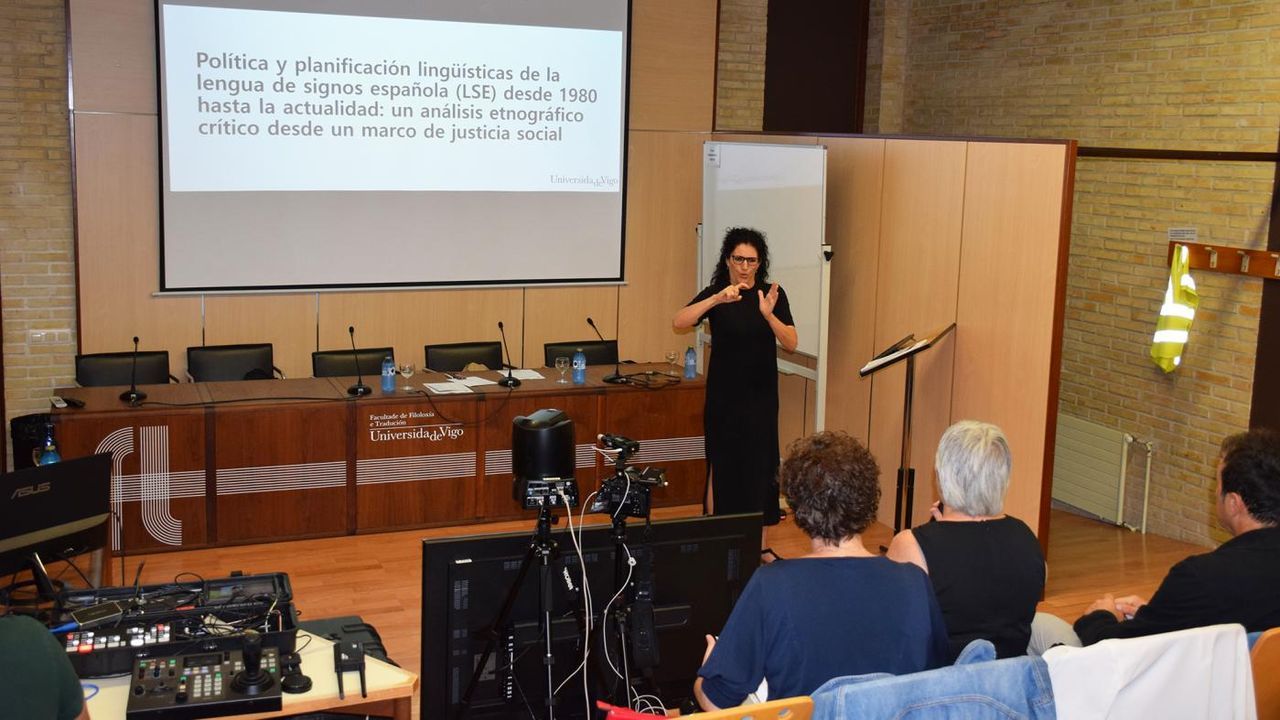 Una lingüista defiende por primera vez en Galicia una tesis en lengua de signos