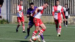 Concheiro, controlando el bal�n delante de un rival en el partido de la jornada 27 de la �ltima Liga frente al Atl�tico Coru�a Monta�eros.