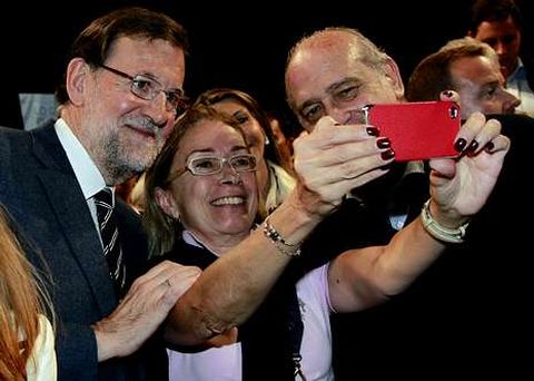 Rajoy se hace un �selfie� con una simpatizante en compa��a del ministro del Interior.