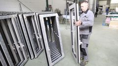 Una de las l�neas permite financiar, por ejemplo, el cambio de ventanas. En la imagen, un operario en una f�brica de ventanas de aluminio (archivo)