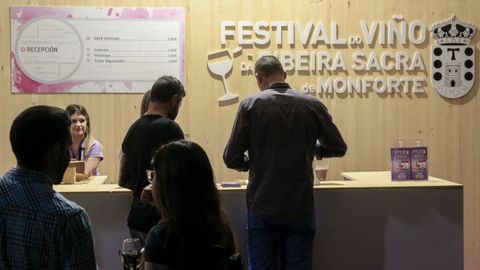 Venta de copas de cata y tiques de degustacin a la entrada del festival