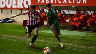 Escobar en una acci�n de la visita del Racing a Zamora.