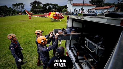 Miembros de la Polic�a Civil y de miembros de las fuerzas de rescate guardan cuerpos, tras la rotura de la represa que conten�a residuos minerales de la compa��a Vale