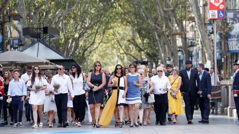 Las vctimas encabezan la comitiva de la ofrenda floral en el mosaico de Joan MIr de La Rambla de Barcelona.