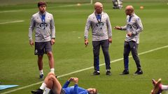 Luis C�sar, en el centro, junto a sus ayudantes Marcos Marc�n y Juan Iglesias