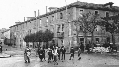 La calle Covadonga de Oviedo acoge desde hace ocho siglos el cuartel de Santa Clara. A da de hoy, el edificio acoge la Delegacin de Hacienda