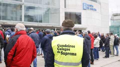Protesta de miembros de Agromuralla y de Gandeiros da Suprema contra el acuerdo con Mercosur  