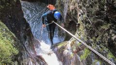 Un descenso por el barranco Inferno, en O Courel, en una imagen de la gu�a de barranquismo del geoparque