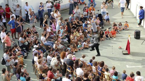 La compañía de títeres Alakrán se acercó al barrio de Caranza para representar el espectáculo Pekeno Kabaret de Tolos