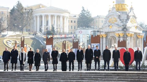 Zelenski y su mujer, acompaados de los lderes europeos y Trudeau en Kiev.