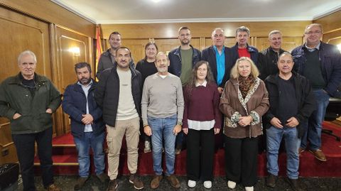 Amable Fernndez, con camisa azul en la fila de atrs, junto a lvaro Vila, conjersey rojo, acompaados del grupo de gobierno de Manzaneda y varios alcaldes y concejales del oriente ourensano.