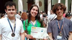 Samuel Sumay M�guez (en la foto, a la izquierda), Teresa Andi�n Mosquera, del IES Pluriling�e Rosal�a de Castro de Santiago (centro) y Brais Sergio Ferr� (derecha) muestran sus respectivas medallas y diplomas, tras ser distinguidos en la Olimpiada Espa�ola de Qu�mica celebrada el fin de semana en Valencia.