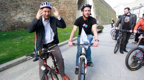 En Lugo, el portavoz nacional del BNG, Xavier Vence, acompaña a los miembros de la candidatura en un paseo en bicicleta por el casco histórico para mostrar su apuesta por una ciudad sostenible.
