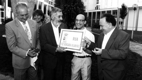 Fiz Vergara coa placa da rúa co seu nome. Acompañado, de esquerda a dereita, do exalcalde de Sarria Arturo Corral, Marnual María e Alonso Montero