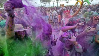 Centenares de personas acudieron a la Holi Life