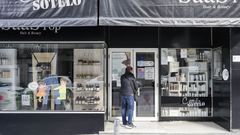 Una peluquer�a de Ribadavia, cerrada al comienzo del estado de alarma.