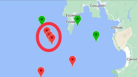 Captura de pantalla del mapa de interacciones de GT Orcas, entre Fisterra y Muros. En rojo, contactos con los yates; en verde, avistamientos. El valo rojo rodea las tres del 29 de agosto del 2023