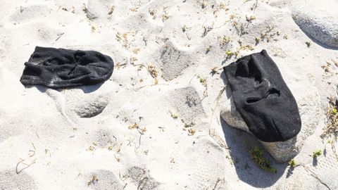 Un pasamonta&ntilde;as abandonado en la playa de Arnela.