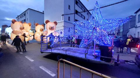 Las carrozas de los Reyes Magos fueron precedidas por grandes figuras danzantes de animales