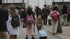 Imagen de la entrada de alumnos al Ram�n de la Sagra, donde la Xunta indica que hay dos aulas cerradas