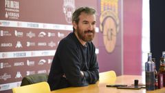 Rub�n Dom�nguez, entrenador del Pontevedra, en la sala de prensa de Pasar�n