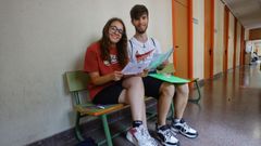 Alba y Pablo, repasando los apuntes antes del inicio de las clases