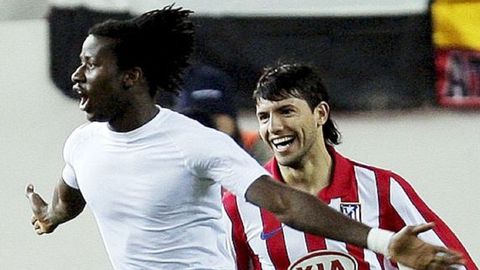 Ibrahima y Sergio Agero celebran un gol con el Atltico