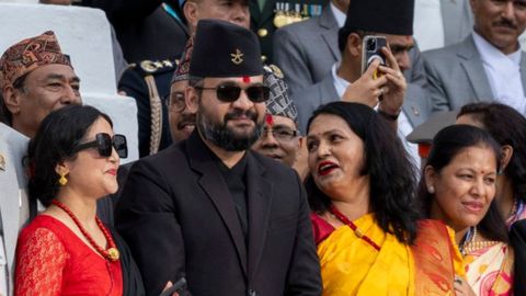 Balendra Shah, alcalde de Katmand�, en el centro de la imagen en el festival Indra Jatra el 6 de septiembre de 2025