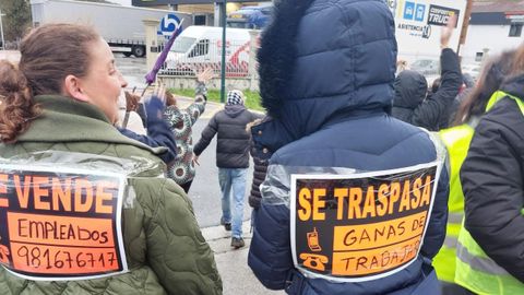 jevaso.Los trabajadores de Jevaso, en Arteixo, esta maana en la marcha realizada a lo largo de Sabn